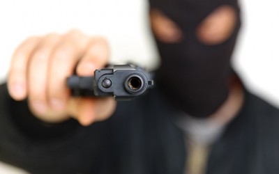 Com camiseta cobrindo o rosto, ladrão assalta posto de combustíveis