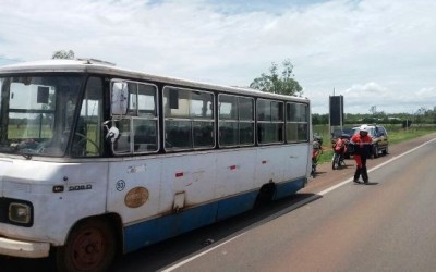 Pneu de ônibus se desprende e atinge motociclista na BR-158