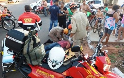 Após acidente, duas pessoas são socorridas pelas equipes dos bombeiros e SAMU 