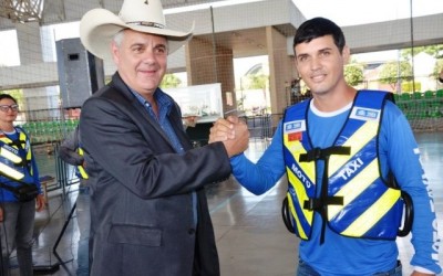 Mototaxistas de Três Lagoas ganham novos coletes de identificação