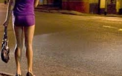 Motociclista é roubado e agredido por travestis no Santos Dumont 