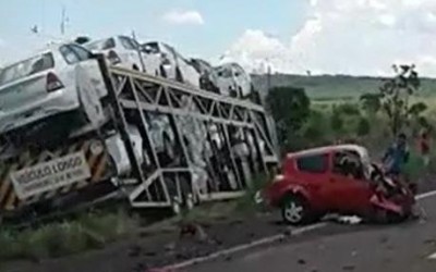 Acidente na BR-262 entre carreta-cegonha e carro mata duas pessoas