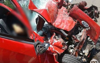 Vítimas de acidente entre carro e carreta na BR-262 eram pai e filho