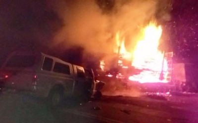 Camionete bate em tanque de carreta de eucalipto e causa explosão na BR-262