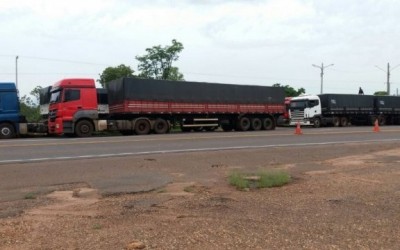 PRF apreende comboio de carretas com 1,8 milhão de cigarros