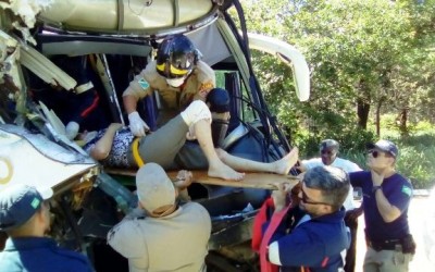 Colisão envolvendo ônibus e carreta deixou 14 feridos na BR-262