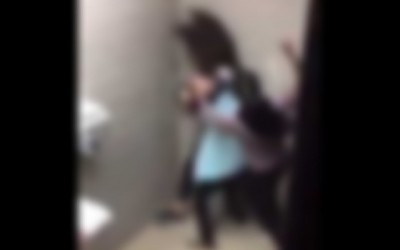 Mulher é ameaçada em festa por ex-amante do marido e brigam no banheiro