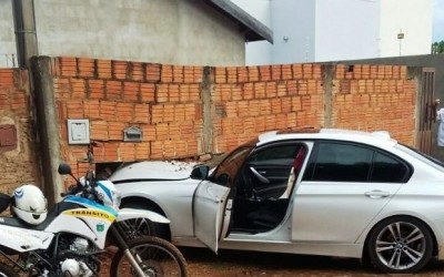 BMW bate e destrói muro de residência em Três Lagoas