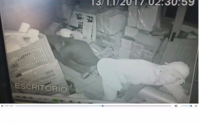 Vídeo mostra ladrões tentando furtar cofre de supermercado em Três Lagoas