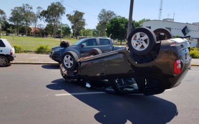 Motorista perde o controle da direção e capota carro em avenida de Três Lagoas