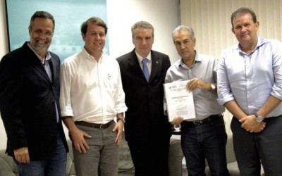 Eduardo Rocha e Paulo Corrêa entregam relatório da CPI da JBS ao governador Reinaldo Azambuja