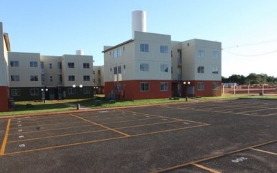 Ladrões invadem apartamento e acertam jovem com tiros nas nádegas