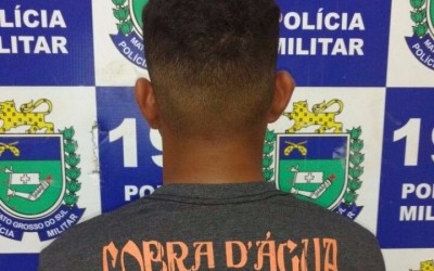 Com tablete de maconha na bermuda, jovem é preso em flagrante pela PM