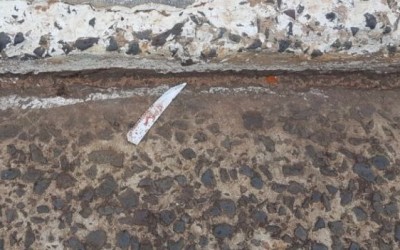 Mulher flagra marido com outro e caso termina com facada no ‘traseiro’