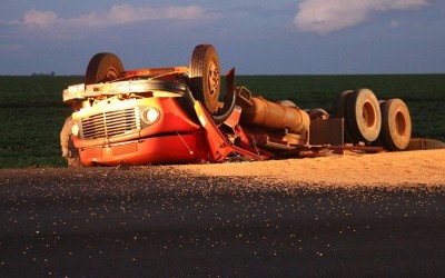 Motoristas de caminhão morre em capotamento