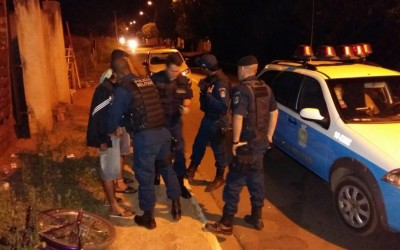 Jovem é preso no bairro Santa Luzia portando drogas e carregando balança de precisão no bolso