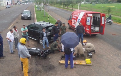 Bombeiros socorrem vítima de acidente que teve fratura exposta 