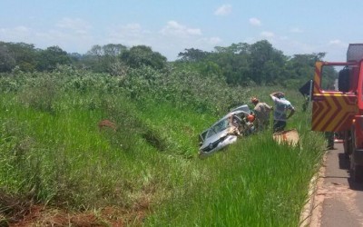 AGORA: Bombeiros socorrem vítima de capotamento na BR-158