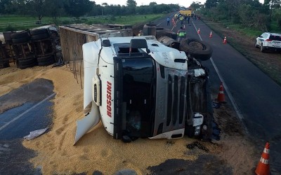 Colisão em carreta mata condutora na BR-163