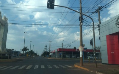 Caminhão rompe cabos de energia e internet e causa transtorno no perímetro urbano da BR-262