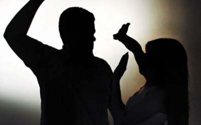 Aceitou carona de amigo e foi agredida a socos pelo marido enciumado