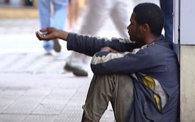 Dona de restaurante chama a polícia para retirar pedintes da porta do estabelecimento