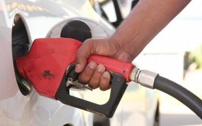Com gasolina a 4,69, tanque cheio tem o mesmo valor de 12 Kg de carne