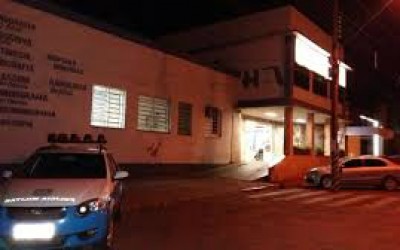 Mulher escapa da morte; amigo é baleado no peito no bairro Vila Haro 