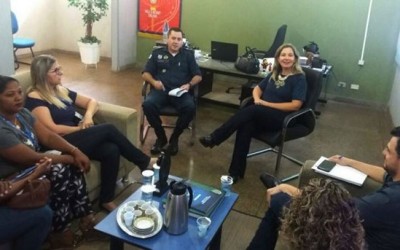 Comandante da PM recebe profissionais de assistência social para discutir problema da população em situação de rua