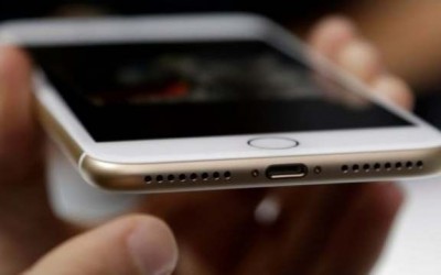 Motociclista é agredido e tem iPhone roubado ao parar e oferecer carona