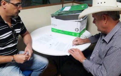 Prefeito assina convênio na Educação e se reúne com técnicos da Agesul