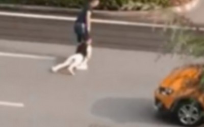 Jovem arrasta namorada para a rua e a espanca com tábua de carnes