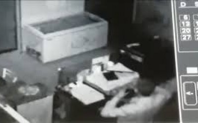 Câmera mostra momento em que ladrão arromba e invade loja de confecções