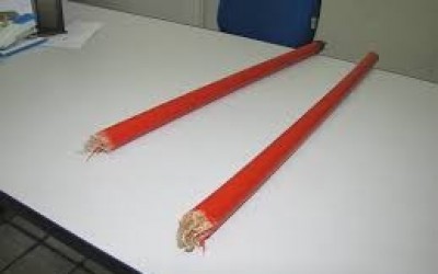 Com cabo de vassoura, mulher agride namorada e o caso vai parar na delegacia 