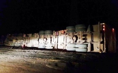 Motorista fica preso às ferragens após tombar carreta na BR-262