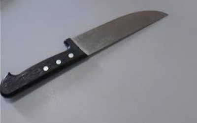 Mulher armada com faca e cabos de vassoura coloca marido “pra correr” no bairro Vila Haro