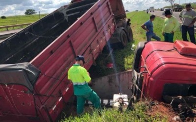 Carreta invade canteiro central e bate em túnel na Rondon de Castilho