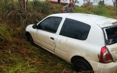 Família da capital escapa da morte após capotar veículo na BR-262