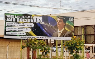 Outdoor com propaganda do presidenciável Jair Bolsonaro ainda causa polêmica nas redes sociais 