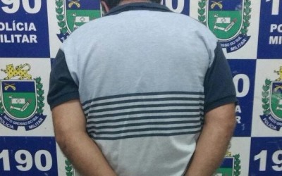 Homem é flagrado se masturbando em frente de escola no bairro Santa Luzia 