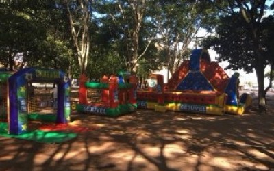 Enquanto brinquedos estão em reforma, SEJUVEL colocará parquinho inflável no Bosque da Lagoa Maior