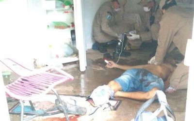 Homem morre com facada no peito; polícia vai investigar se foi homicídio ou suicídio 