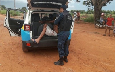 Motorista supostamente embriagado bate em poste no bairro Jardim das Violetas 