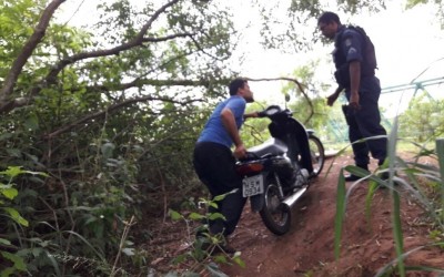 Denúncia leva polícia até moto abandonada em “buracão”