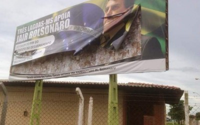 Rosto de Bolsonaro é cortado em outdoor; acredita-se que seja recado de anarquistas e antifascistas