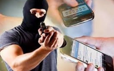 Dupla em motocicleta rouba jovens no bairro Santos Dumont II