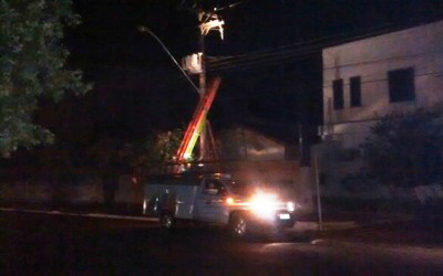 Com ventania, transformador entra em curto e cabo elétrico se rompe