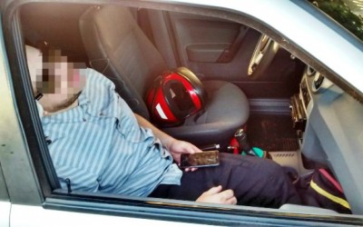 Professor com suspeita de embriaguez bate veículo e deixa amigo dormindo dentro do carro