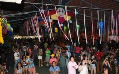 Carnaval 2018 animou foliões no recinto Arenamix e Distrito de Arapuá