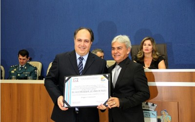 Profissionais e políticos recebem homenagem de vereadores